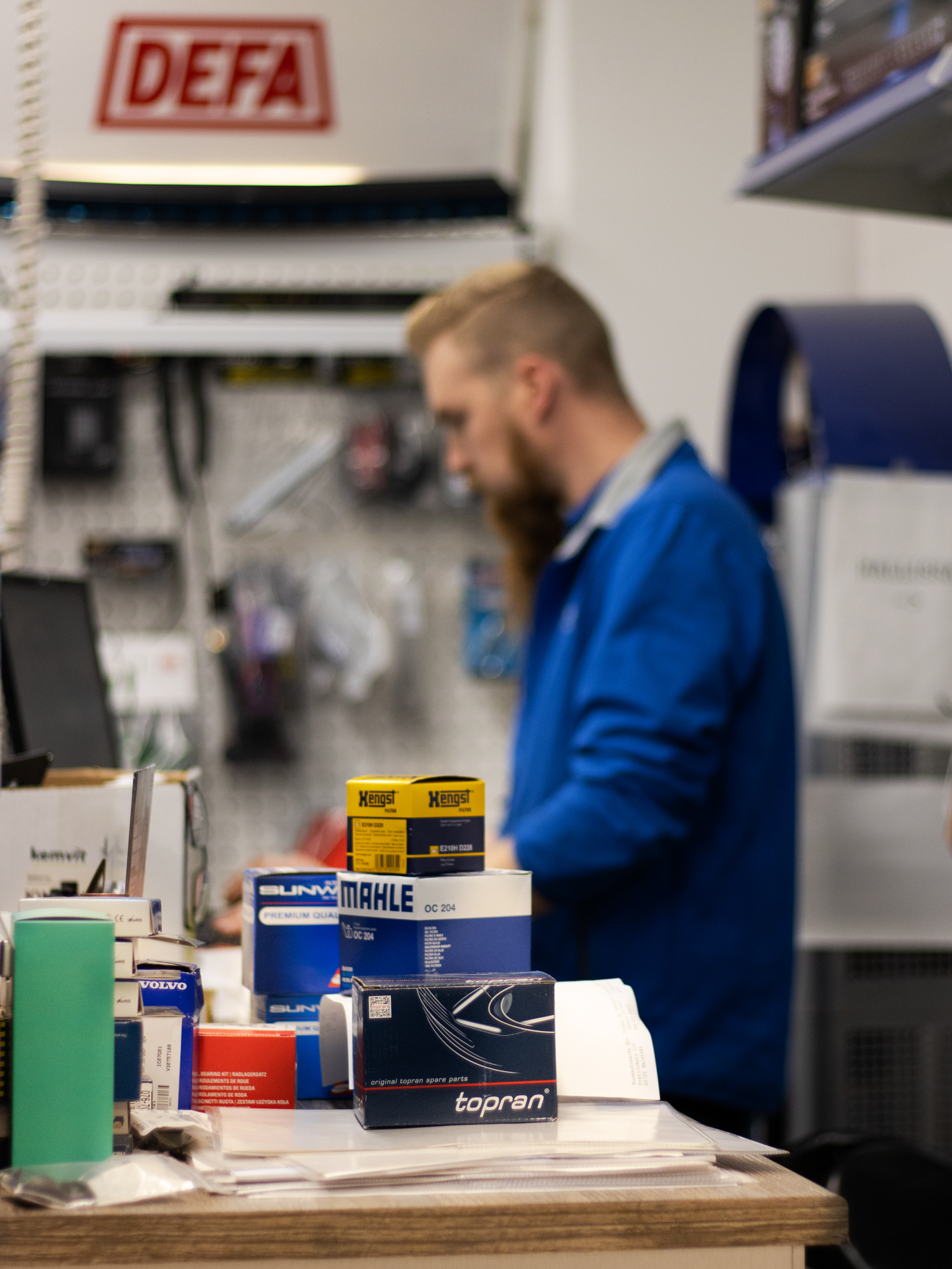 Asiakkaan tilaamat varaosat ja tarvikkeet valmiiksi keräiltynä ja odottamassa noutoa.