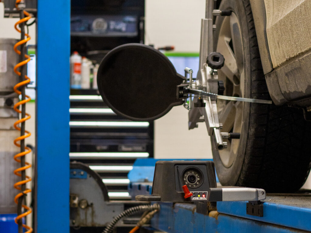 Renkaiden nelipistesuuntaus käynnissä. Butler Speedliner 3D laitteella.