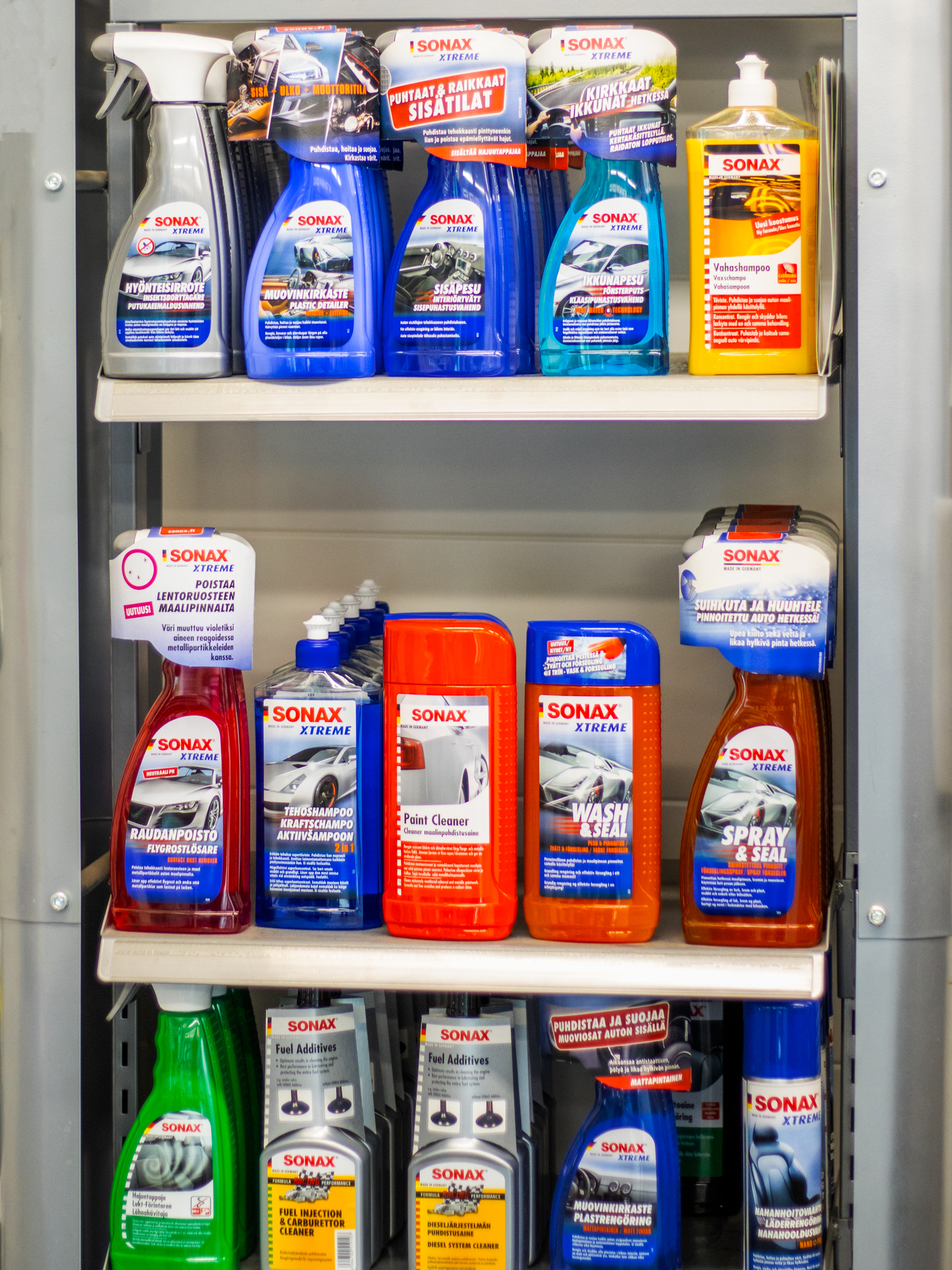 Sonax autonpesuaineet sisä-ja ulkopinnoille AT-Osan myymälävalikoimassa.