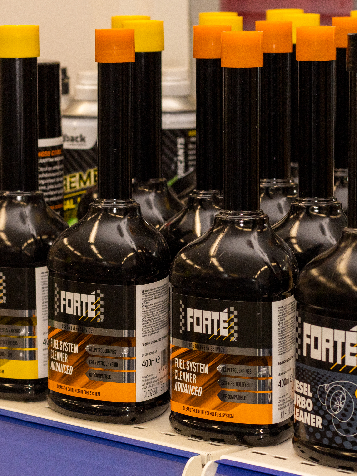 Forte autonkemikaali tuotteet myymälän valikoimassa.