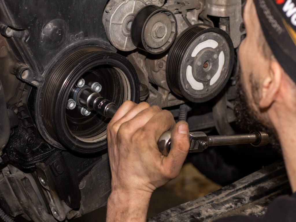 Autonasentaja jakohihnan vaihdossa.