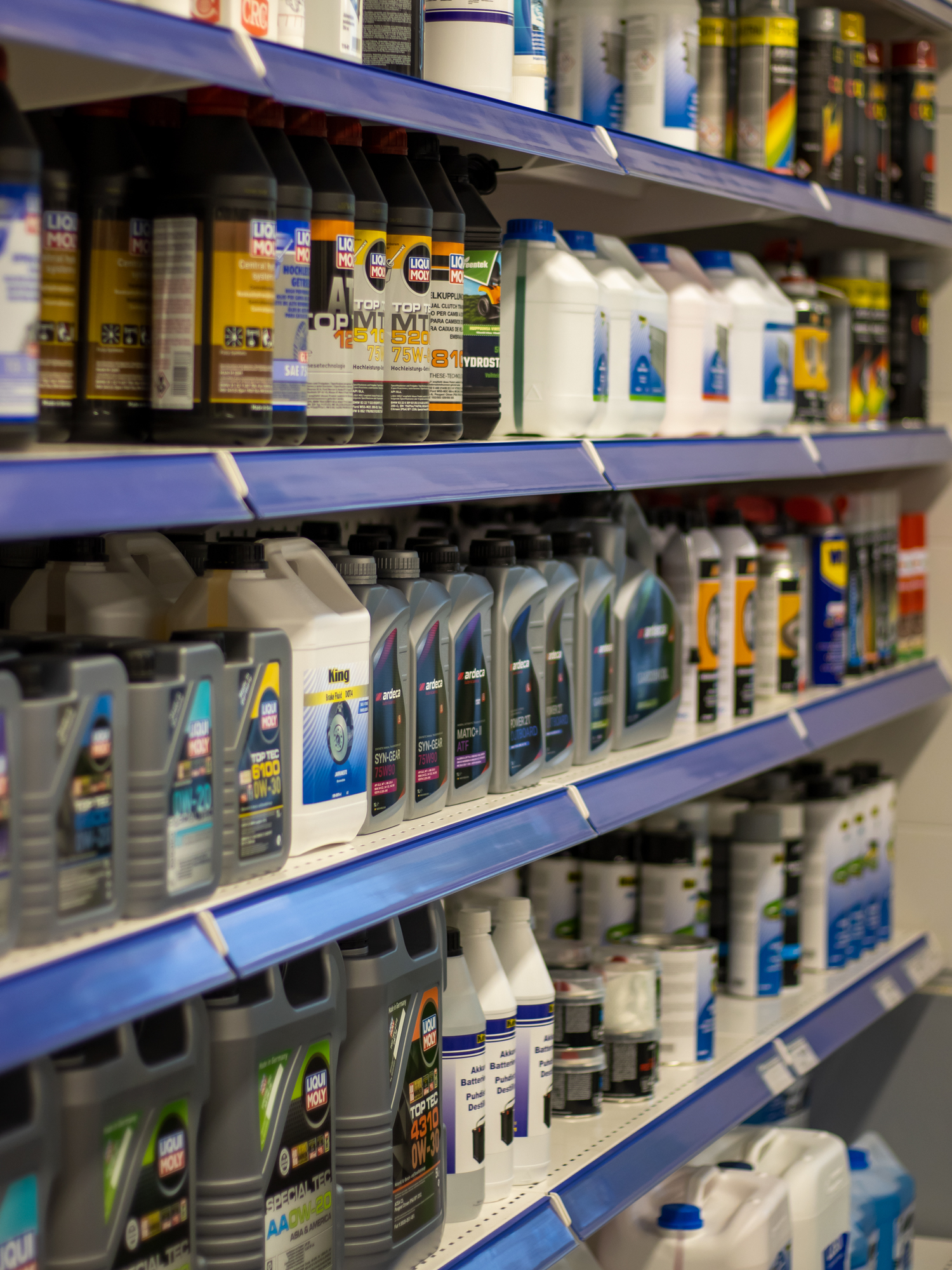 Erilaisia nesteitä ja voiteluaineita AT-Osan varasosaliikkeen myymälässä.