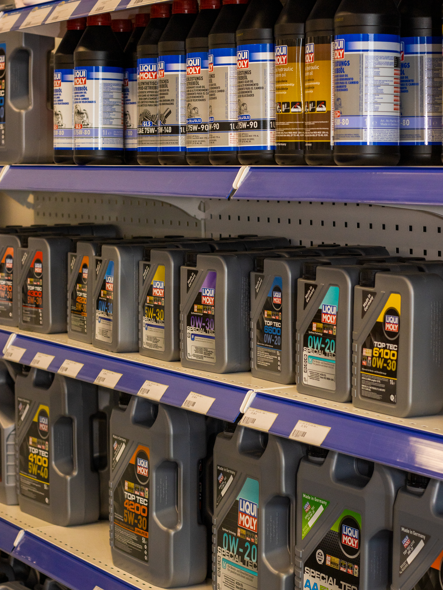 Erilaisia öljyjä ja voiteluaineita AT-Osan varasosaliikkeen myymälässä.