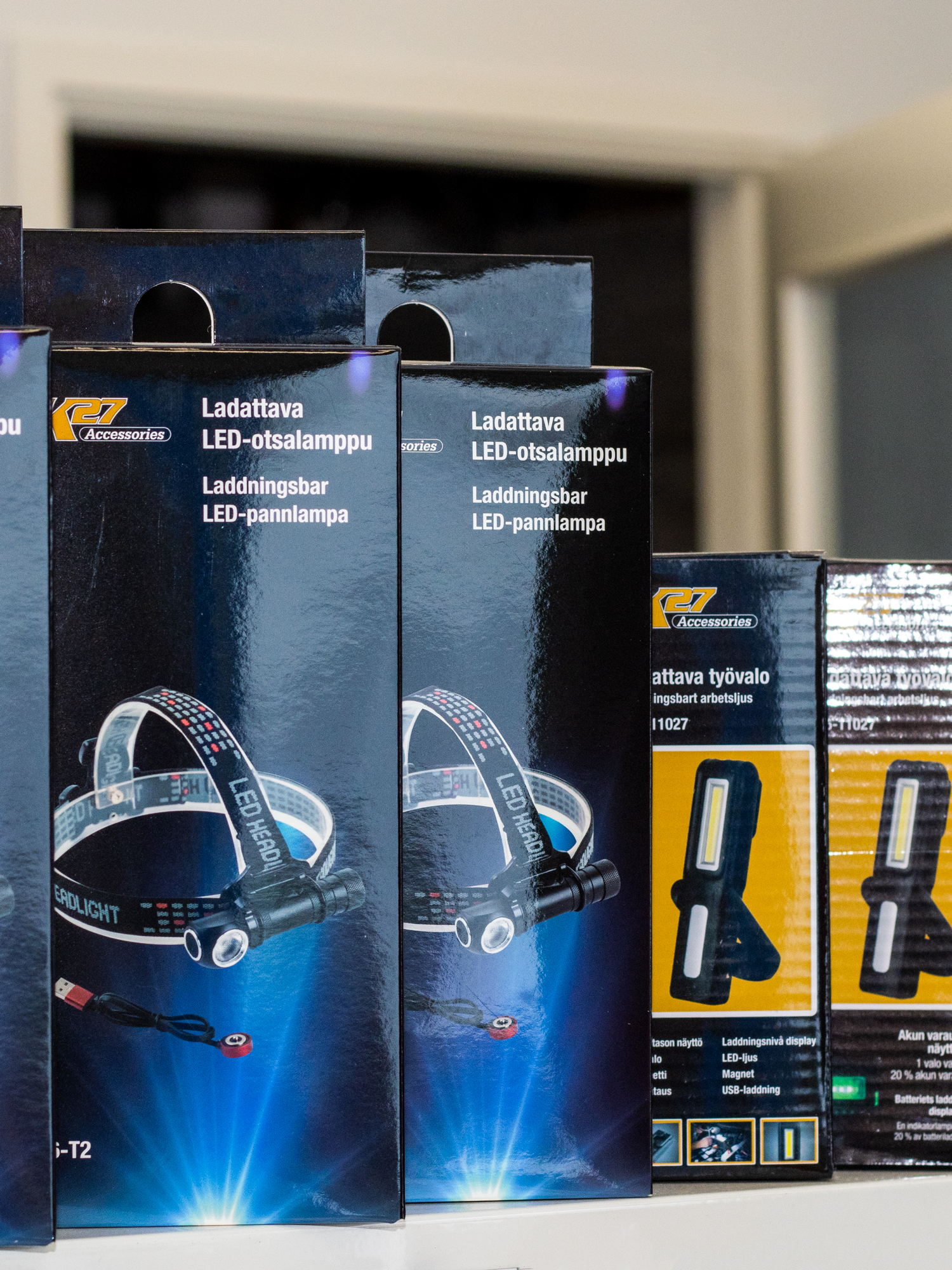 Ladattavia otsalamppuja ja työvaloja AT-Osan varaosamyymälän valikoimassa.