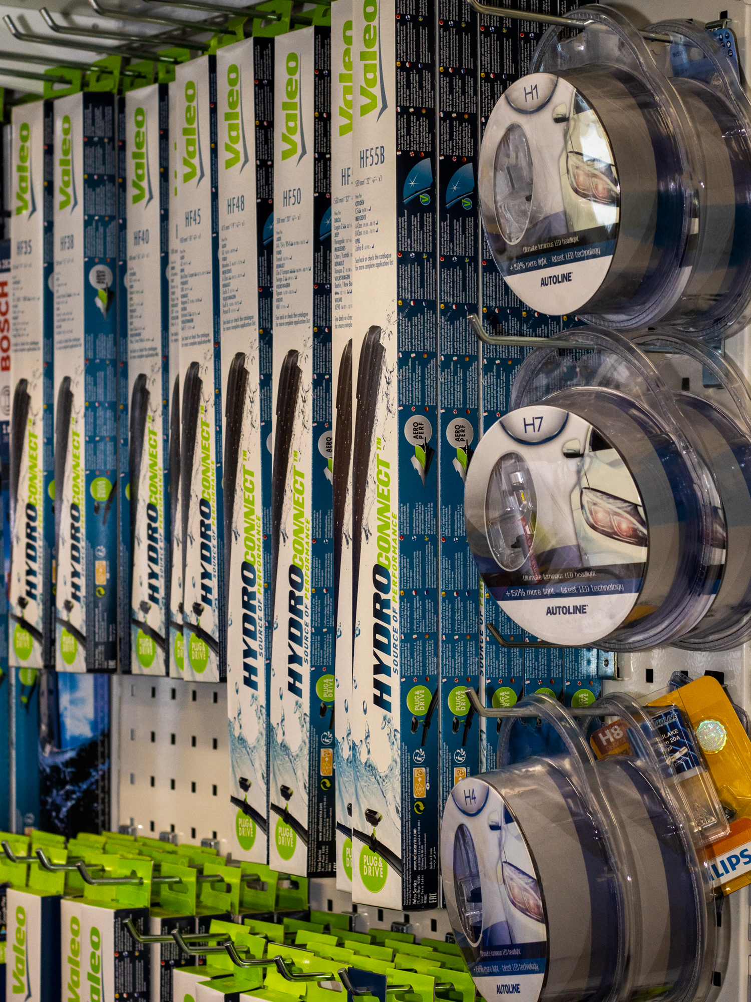 Pyyhkijänsulkia ja ajovalopolttimoita varaosamyymälän valikoimassa.